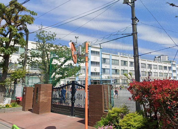 小学校　中野区立南台小学校（小学校）まで437m