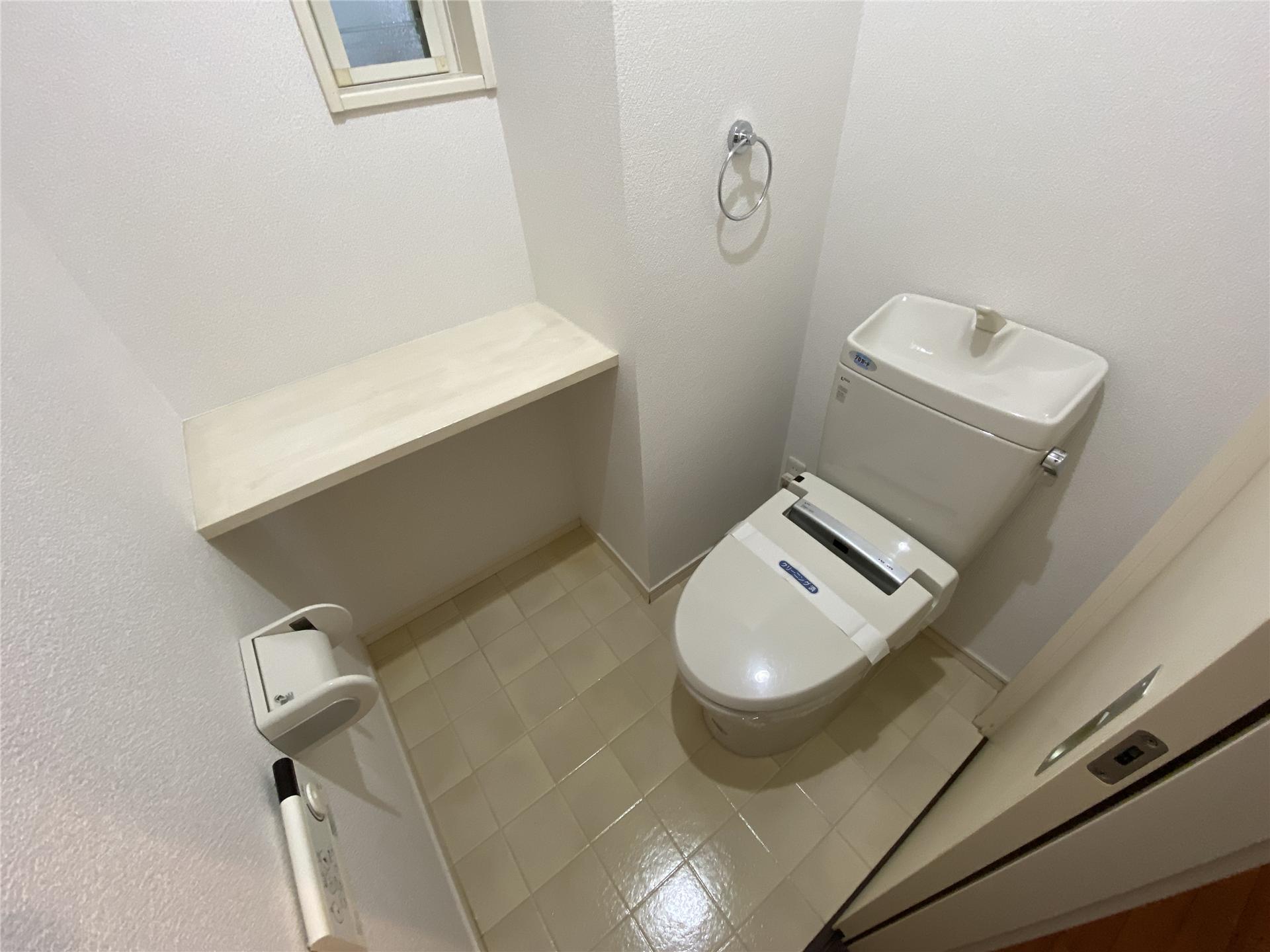 トイレ　棚付きで小物も置きやすい温水洗浄便座付きトイレです