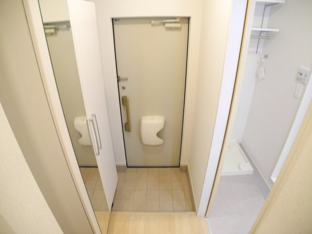 玄関　※室内画像は類似物件のもの