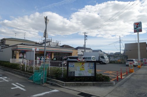 コンビニ　セブンイレブン（小曽根町）（コンビニ）まで368m