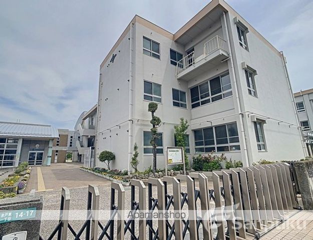 小学校　余土小学校（小学校）まで715m