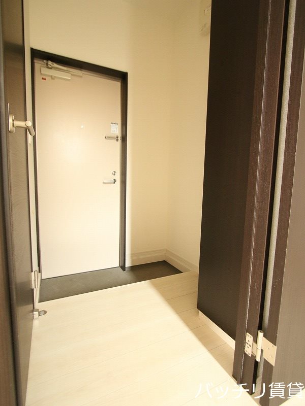 玄関　＊画像は同型タイプの為、現状を優先いたします