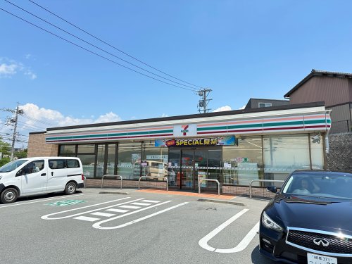 コンビニ　セブンイレブン 津市長岡町店（コンビニ）まで1121m