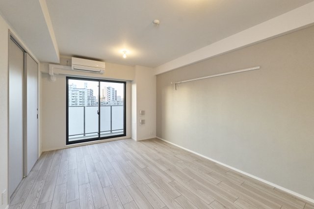 その他部屋・スペース　落ち着いた色調の寝室です