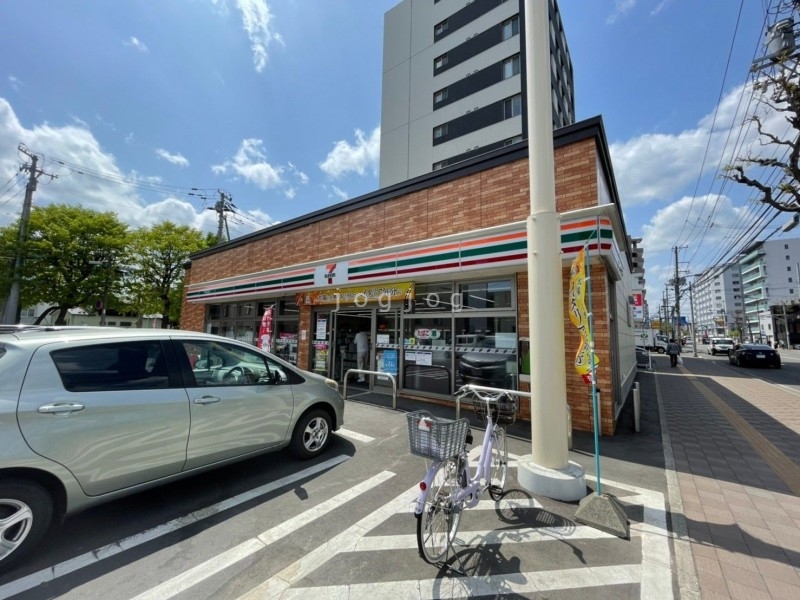 コンビニ　セブンイレブン札幌南平岸店（コンビニ）まで257m