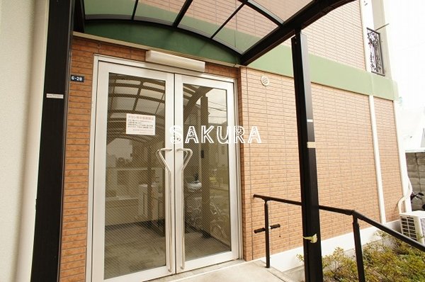 エントランス　重厚感のある建物デザイン♪