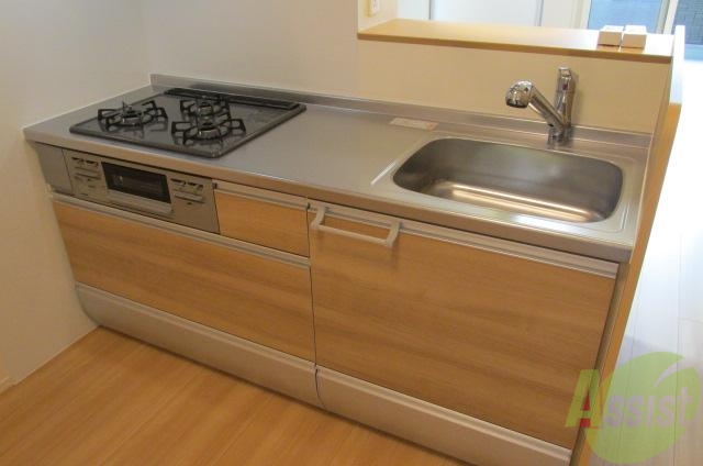 キッチン　３口ガスコンロ、カウンターキッチン。