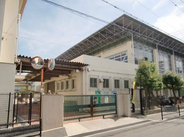 小学校　八尾市立安中小学校（小学校）まで718m