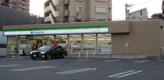 コンビニ　ファミリーマート 千種汁谷店（コンビニ）まで18m