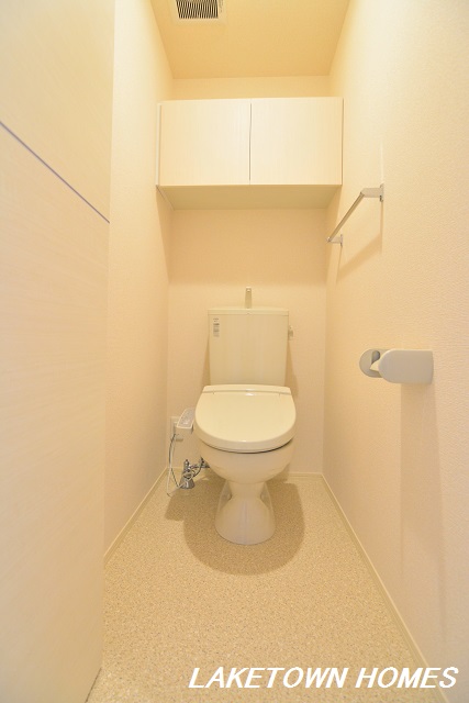 トイレ　上部に収納のある温水洗浄便座付のトイレです。
