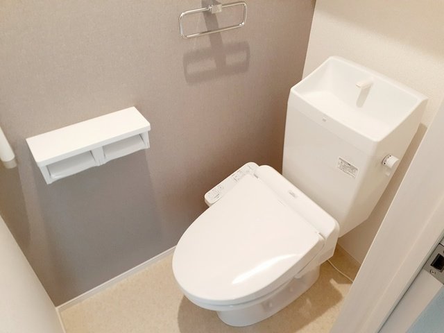 トイレ　落ち着いた色調のトイレです