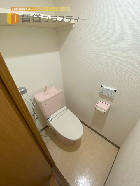 トイレ　上部の棚もうれしい設備。