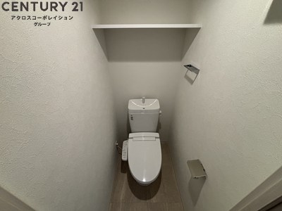 トイレ　収納棚あり・温水洗浄便座完備