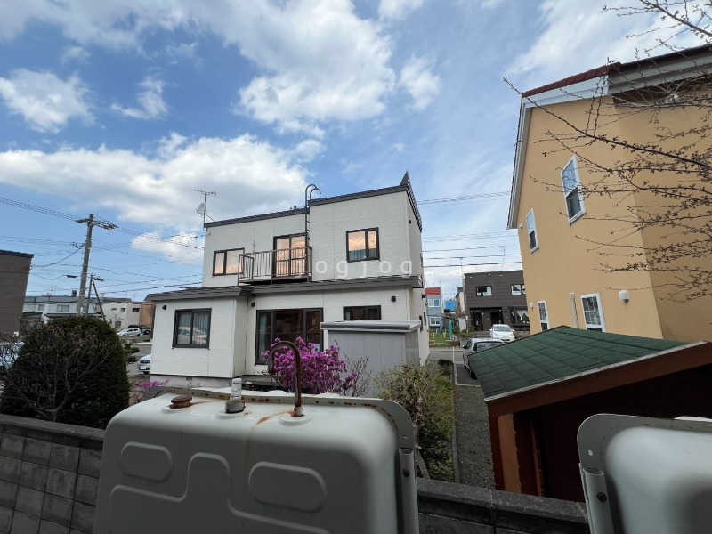 眺望　窓から明るい光が差し込みます。
