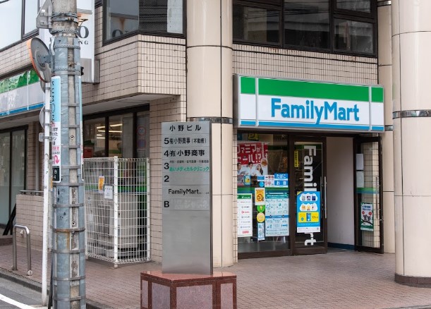 コンビニ　ファミリーマート 目白三丁目店（コンビニ）まで737m