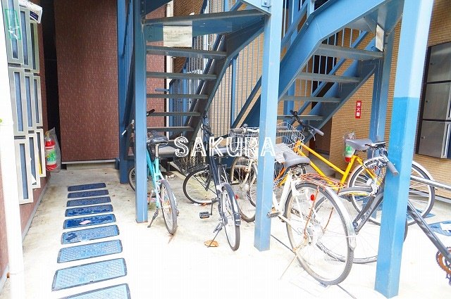 エントランス　重厚感のある建物デザイン♪