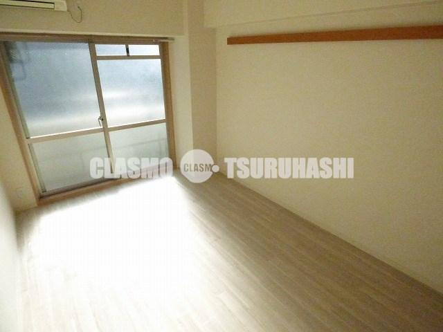 居室・リビング　日当たり良好明るいお部屋で気分もあがりますね♪