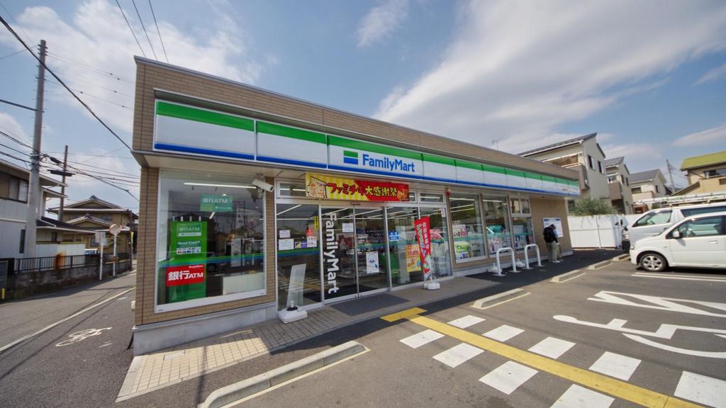 コンビニ　ファミリーマート川越的場北店（コンビニ）まで260m