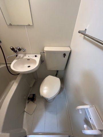 トイレ　トイレと洗面台はユニットバス内にございます♪