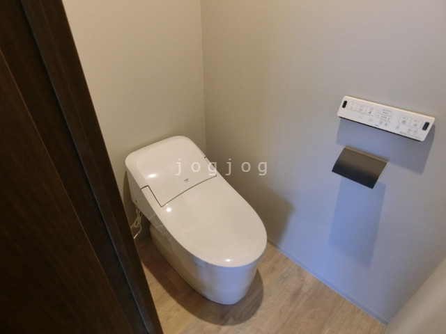 トイレ　嬉しい温水洗浄便座付きのトイレです。