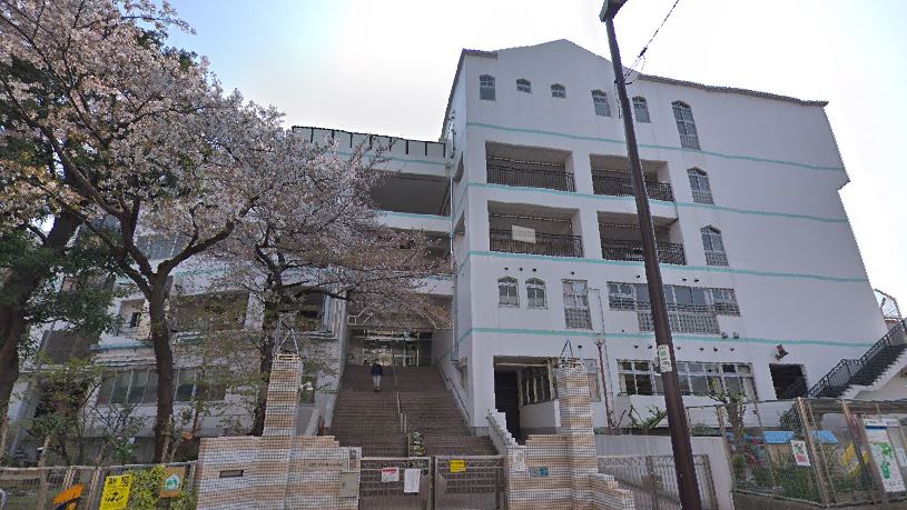 小学校　新宿区立四谷第六小学校（小学校）まで1130m