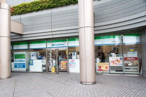 コンビニ　ファミリーマート 田端駅前店（コンビニ）まで735m
