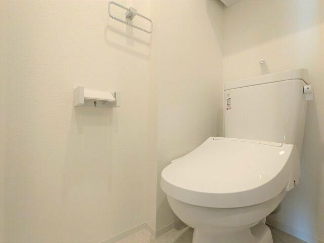 トイレ　落ち着いた色調のトイレです