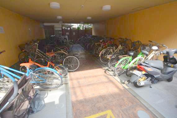 駐車場　敷地内にある駐輪場。雨の日にはうれしい屋根つきです。