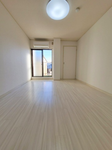 居室・リビング　南向きの2面彩光で明るいお部屋