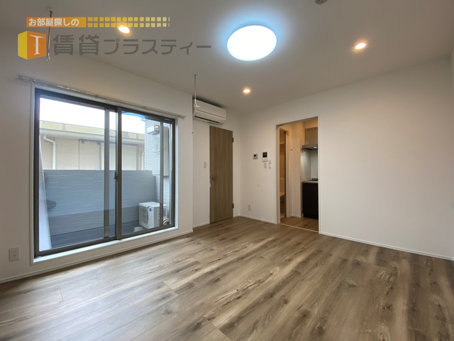居室・リビング　８帖ある洋室で、家具の配置もしやすいですよ。