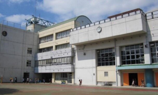 小学校　新宿区立牛込仲之小学校（小学校）まで296m