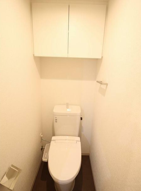 小田急線 世田谷代田駅 徒歩8分 9階建 築8年のトイレ写真