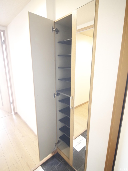 玄関　※同タイプの別のお部屋の写真です