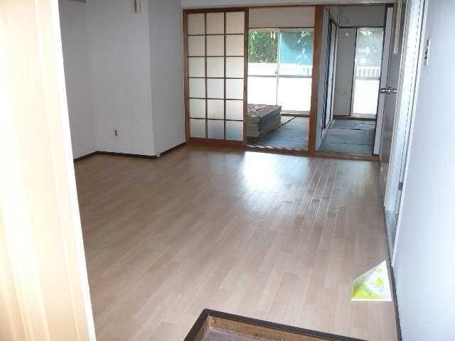 丸文ハイツの居間写真