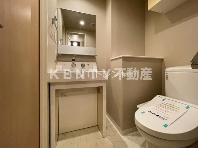洗面設備　明るい洗面所です