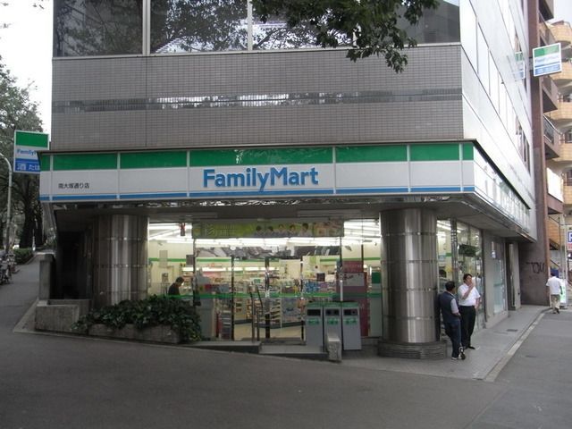 コンビニ　ファミリーマート（コンビニ）まで228m