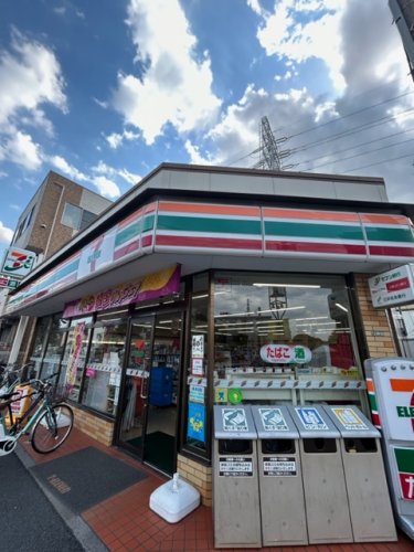 コンビニ　セブンイレブン足立青井駅前店（コンビニ）まで587m