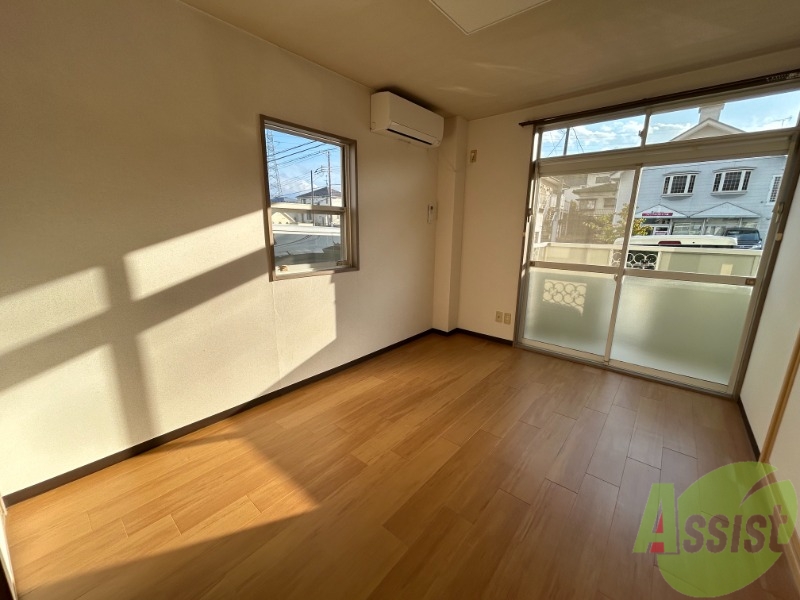 居室・リビング　６帖の洋室です。二面採光のため、お部屋が明るいですね。