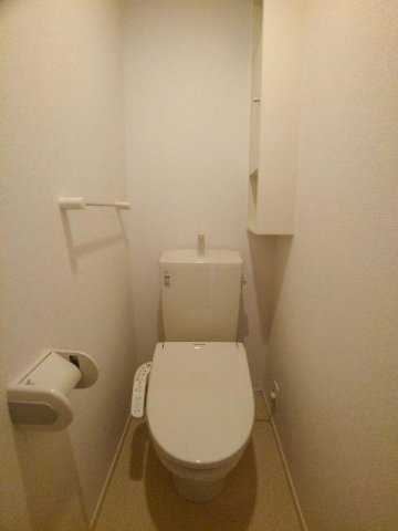 トイレ　落ち着いた色調のトイレです