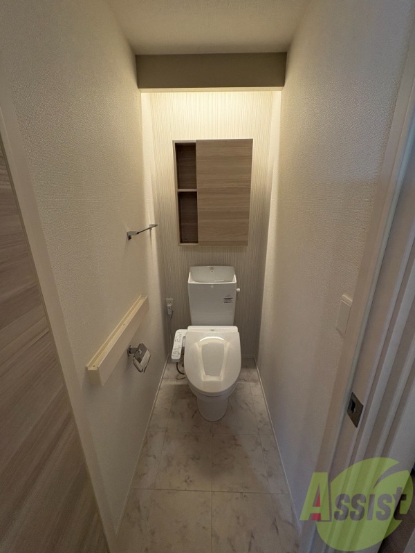 トイレ　トイレは温水洗浄便座です。シンプルな雰囲気になっています。