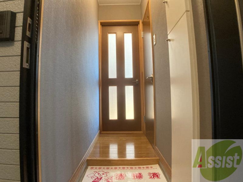 玄関　玄関です。すぐ広いリビングにつながっています。