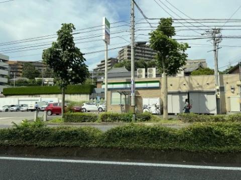 コンビニ　ファミリーマート 昭和滝川町店（コンビニ）まで318m