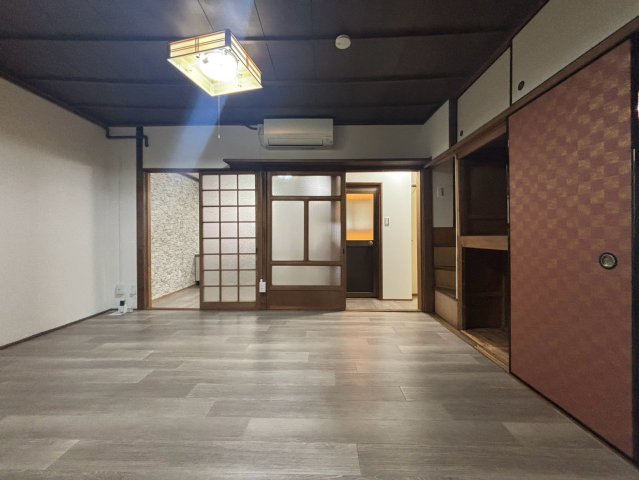 四番町 戸建の居間写真