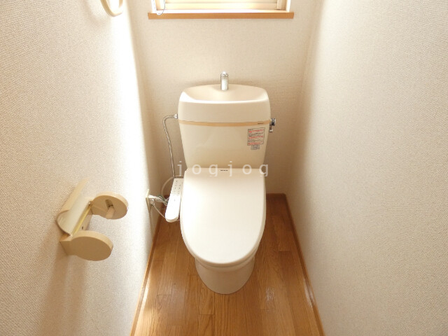 トイレ　自然光が差し込む明るいトイレ