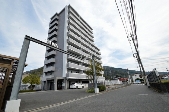 広島市安佐北区深川のマンションの建物外観