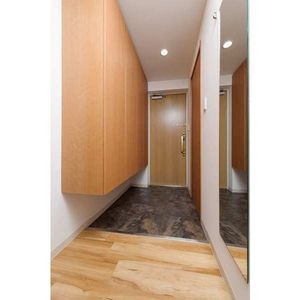 玄関　写真は同タイプの902号室です。