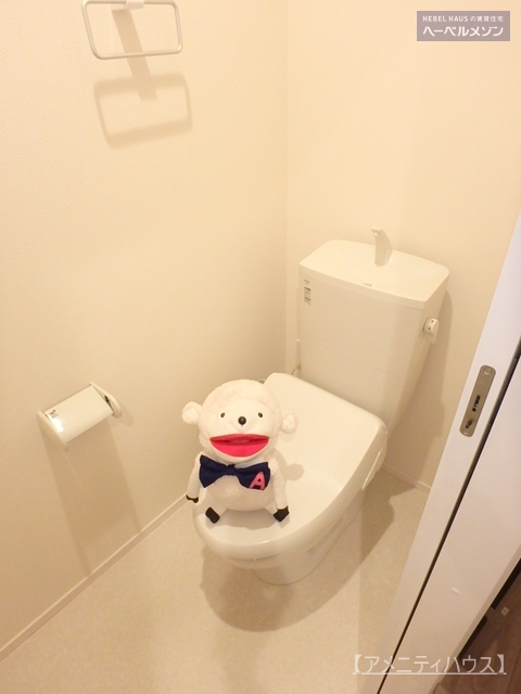 トイレ　●温水洗浄暖房便座付きの快適なトイレスペース。