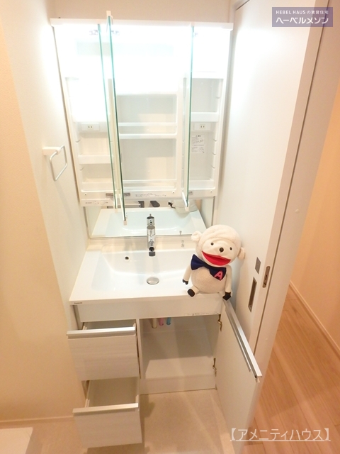 洗面設備　●朝の準備もラクラク　快適な独立洗面スペースあり。