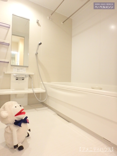 バス・シャワールーム　●ゆったり一坪サイズのバスルーム。