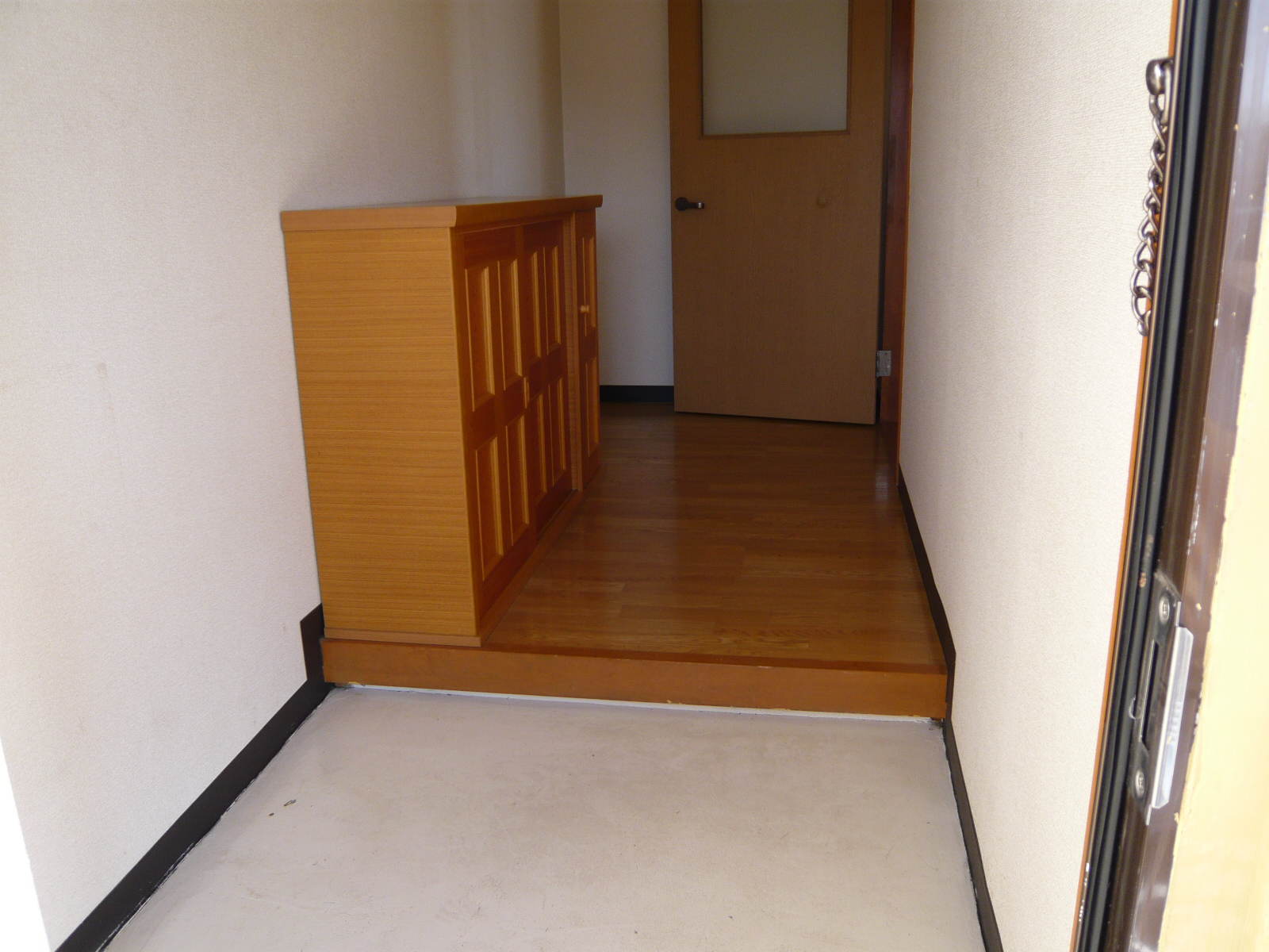 玄関　下駄箱付き